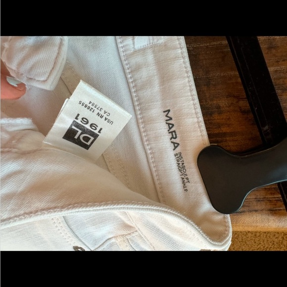 DL1961 MARA straight jeans with white embroidery - Picture 7 of 7